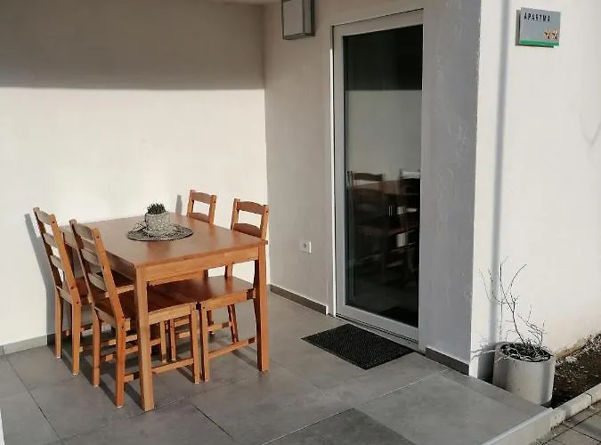 Apartma Pr Urarj アパート コバリード